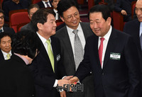 [포토] 어색한 악수 나누는  안철수-박주선