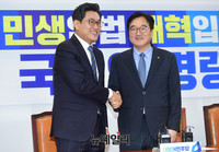 [포토] 악수나누는 오신환-우원식