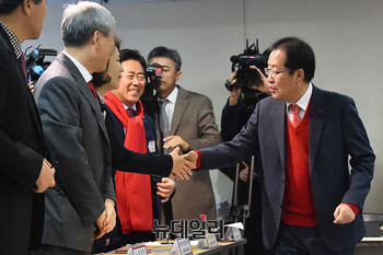 [포토] 인사 나누는 자유한국당 홍준표 대표