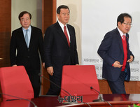 [포토] 조강특위 임명장 수여식 입장하는 홍준표-홍문표-강효상