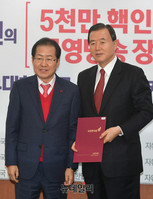 [포토] 기념촬영하는 홍준표-홍문표