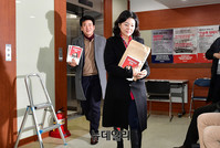 [포토] 한국당 윤리위 입장하는 류여해-정준길