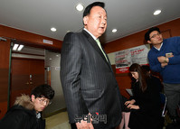 [포토] 류여해-정준길 징계의결안 밝히는 정주택 위원장