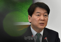 [포토] 통합관련 기자간담회 갖는 안철수 국민의당 대표