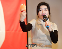 [포토] 캐릭터인형과 함께 북콘서트 등장한 류여해