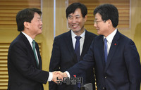 [포토] 악수 나누는 안철수-유승민