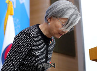 [포토] 위안부합의 TF발표, 고개 숙인 강경화