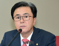 [포토] 홍준표 대표에게 발언하는 김태흠