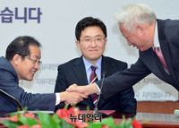 [포토] 악수 나누는 홍준표-류석춘