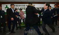 [포토] 안철수 재신임 확정되자 반대파 당원 난입