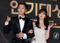 [포토] 윤두준-김소현 '커플처럼 보이나요?'