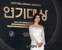 [포토] 이일화 '조연상 감사합니다'