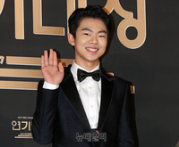 [포토] 청소년 인기상 받은 정준원