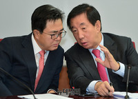 [포토] 대화 나누는 김성태-김태흠