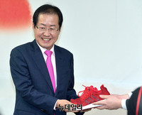 [포토] 운동화 선물받은 홍준표 대표