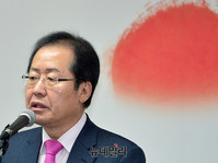 [포토] 사무처 시무식서 인사말 하는 홍준표