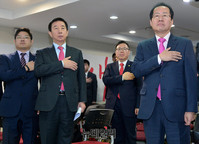 [포토] 국민의례 하는 자유한국당 지도부