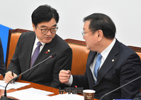 [포토] 대화 나누는 민주당 우원식-김태년