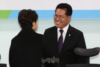 [포토] 악수 나누는 이언주-정운천