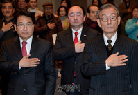 [포토] 국민의례 하는 노재봉-심재철