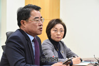 [포토] 기자들의 질문에 답하는 최경환 국민의당 의원