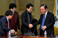 [포토] 악수 나누는 정동영 국민의당 의원