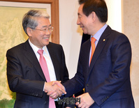 [포토] 악수 나누는 김성태-김동철