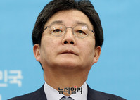 [포토] 생각에 잠긴 유승민 바른정당 대표