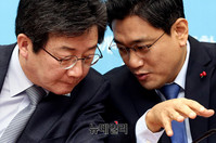 [포토] 대화 나누는 유승민-오신환