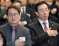 [포토] 국민의례 하는 김성태-조희연