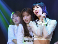 [포토] 오마이걸 컴백, 시선 사로잡는 무대