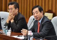 [포토] 원내대책 회의 진행하는 김성태 자유한국당 원내대표