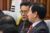 [포토] 대화 나누는 김성태-함진규