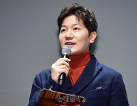 [포토] 조권 신곡 소개하는 김정근 아나운서