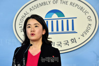 [포토] 文 대통령 신년기자회견 관련 논평하는 자유한국당 신보라 