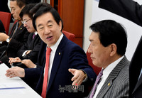 [포토] 악수 건네는 김성태 자유한국당 원내대표