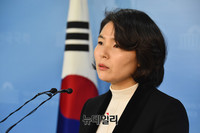 [포토] 아동수당 관련 브리핑하는 전희경 자유한국당 대변인