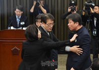 [포토] 밀리고 밀치고, 몸싸움 하는 장정숙 의원
