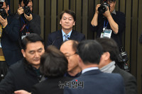 [포토] 아수라장 속 모두발언 하는 안철수 국민의당 대표 