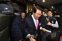 [포토] 통합반대파 당원들 뚫고 회의장으로 들어서는 박주선 의원