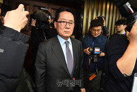 [포토] 굳은 얼굴로 당무위원회 입장하는 박지원 의원