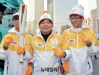 [포토] 성화 기다리는 마라톤 금메달리스트 황영조