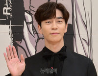 [포토] 신성록, 반듯한 손인사