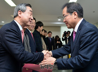 [포토] 제2혁신위원회 임명장 수여 하는 홍준표 대표