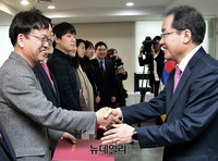 [포토] 임명장 받는 이병태 자유한국당 제2혁신위원 