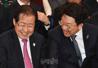 [포토] 대화 나누는 홍준표-권성동