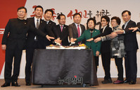 [포토] 기념떡 컷팅식 하는 홍준표 자유한국당 대표와 당직자들