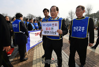 [포토] '대통령께드리는글' 전달하는 하윤수 한국교총회장