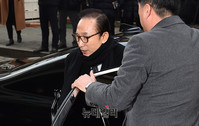 [포토] 기자회견 위해 사무실로 향하는 이명박 전 대통령