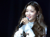 [포토] 신곡 '롤러코스터'로 컴백한 청하